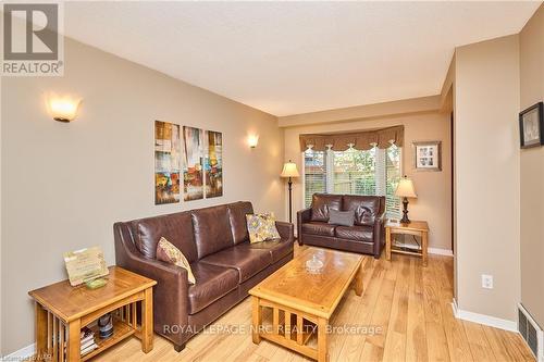 102 Woodside Square, Pelham (662 - Fonthill), ON - Indoor Photo Showing Living Room