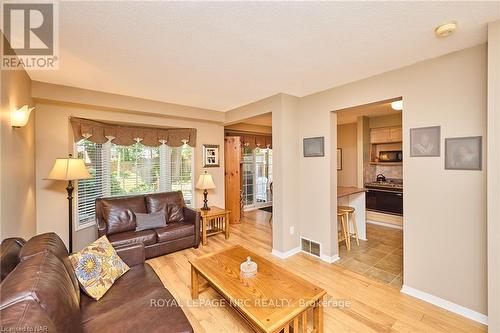 102 Woodside Square, Pelham (662 - Fonthill), ON - Indoor Photo Showing Living Room