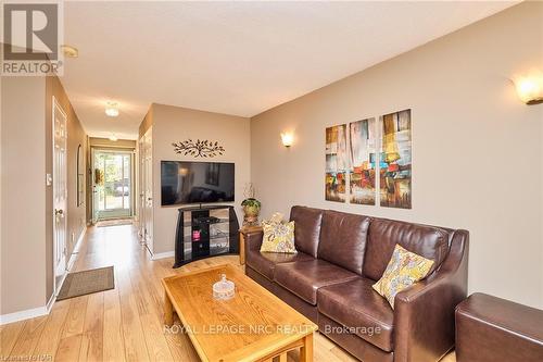 102 Woodside Square, Pelham (662 - Fonthill), ON - Indoor Photo Showing Living Room