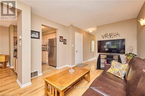 102 Woodside Square, Pelham (662 - Fonthill), ON - Indoor Photo Showing Living Room