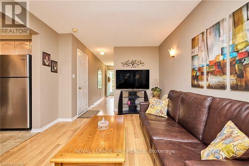 102 Woodside Square, Pelham (662 - Fonthill), ON - Indoor Photo Showing Living Room