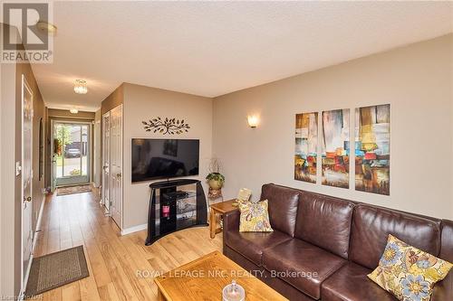 102 Woodside Square, Pelham (662 - Fonthill), ON - Indoor Photo Showing Living Room