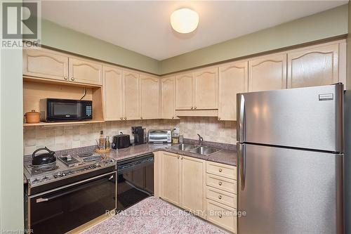 102 Woodside Square, Pelham (662 - Fonthill), ON - Indoor Photo Showing Kitchen With Double Sink