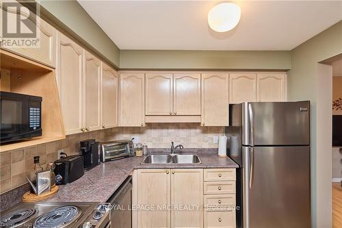 102 Woodside Square, Pelham (662 - Fonthill), ON - Indoor Photo Showing Kitchen With Double Sink