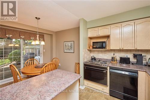 102 Woodside Square, Pelham (662 - Fonthill), ON - Indoor Photo Showing Kitchen