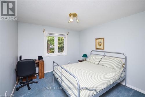 102 Woodside Square, Pelham (662 - Fonthill), ON - Indoor Photo Showing Bedroom