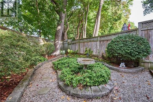 102 Woodside Square, Pelham (662 - Fonthill), ON - Outdoor