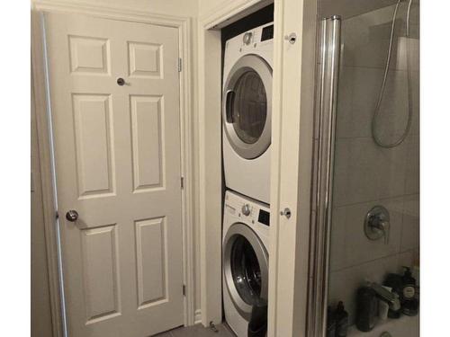 Bathroom - 104-327 Rue Ste-Catherine, Saint-Constant, QC - Indoor Photo Showing Laundry Room