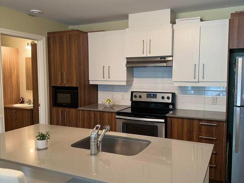 Kitchen - 104-327 Rue Ste-Catherine, Saint-Constant, QC - Indoor Photo Showing Kitchen With Upgraded Kitchen