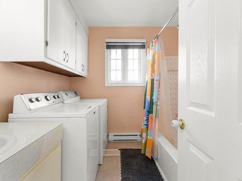 Salle de bains - 2632 Av. De La Montagne, Shawinigan, QC - Indoor Photo Showing Laundry Room