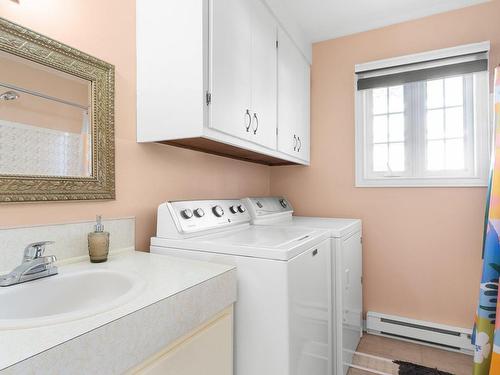 Salle de bains - 2632 Av. De La Montagne, Shawinigan, QC - Indoor Photo Showing Laundry Room