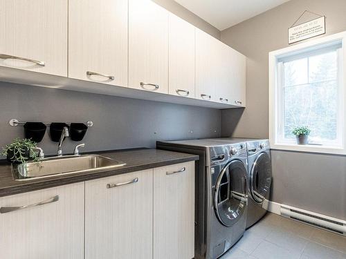 Salle de lavage - 399 Rue Hémond, Sherbrooke (Brompton/Rock Forest/Saint-Élie/Deauville), QC - Indoor Photo Showing Laundry Room