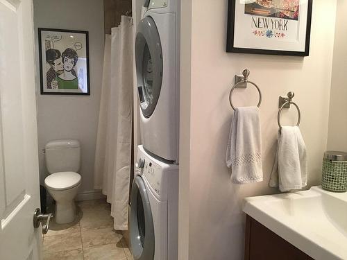 Bathroom - 72 Boul. Desaulniers, Saint-Lambert, QC - Indoor Photo Showing Laundry Room