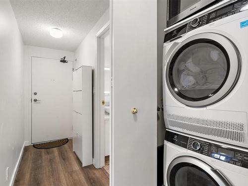 1101-327 Maitland St, Victoria, BC - Indoor Photo Showing Laundry Room