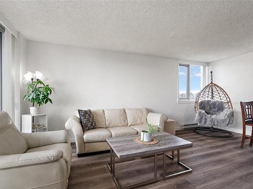 1101-327 Maitland St, Victoria, BC - Indoor Photo Showing Living Room