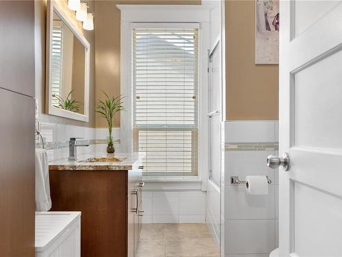 7 & 9 Boyd St, Victoria, BC - Indoor Photo Showing Bathroom