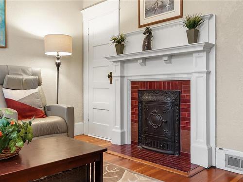 7 & 9 Boyd St, Victoria, BC - Indoor With Fireplace