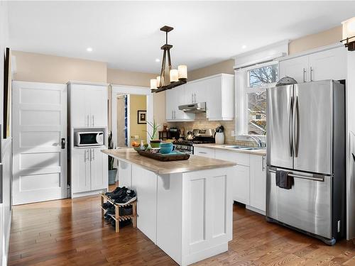 7 & 9 Boyd St, Victoria, BC - Indoor Photo Showing Kitchen With Double Sink With Upgraded Kitchen