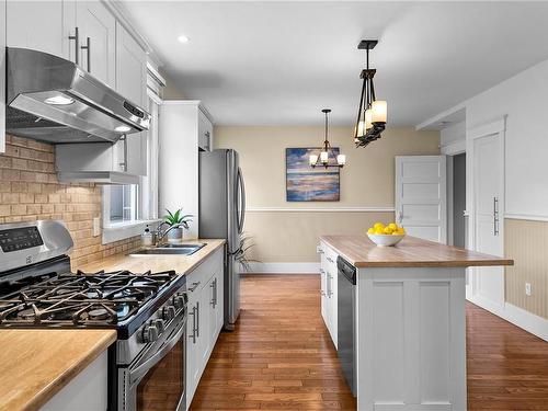 7 & 9 Boyd St, Victoria, BC - Indoor Photo Showing Kitchen With Double Sink With Upgraded Kitchen