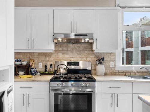 7 & 9 Boyd St, Victoria, BC - Indoor Photo Showing Kitchen