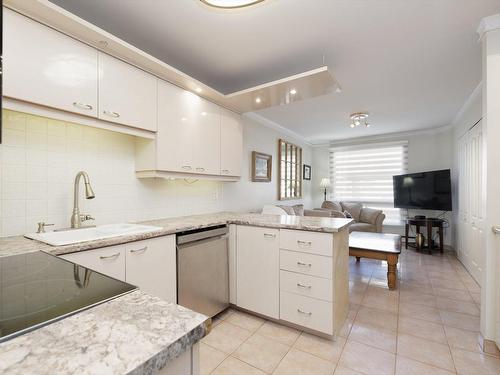 Vue d'ensemble - 20-555Z Montrose Drive, Beaconsfield, QC - Indoor Photo Showing Kitchen With Upgraded Kitchen