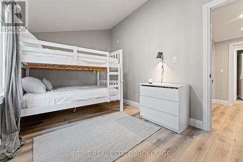 14 Warwick Avenue, Lambton Shores (Grand Bend), ON - Indoor Photo Showing Bedroom