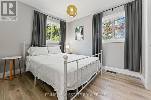 14 Warwick Avenue, Lambton Shores (Grand Bend), ON - Indoor Photo Showing Bedroom