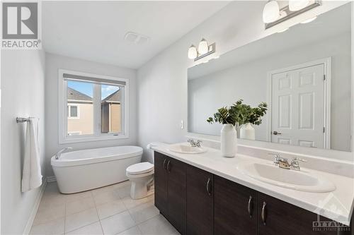 777 Logperch Circle, Ottawa, ON - Indoor Photo Showing Bathroom