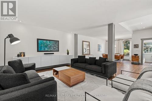 17 Thomas Street, St. Catharines (451 - Downtown), ON - Indoor Photo Showing Living Room