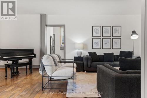 17 Thomas Street, St. Catharines (451 - Downtown), ON - Indoor Photo Showing Living Room