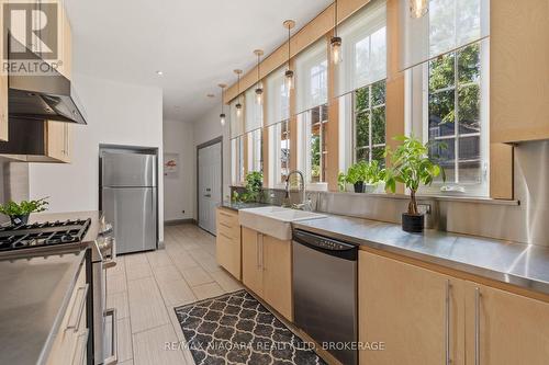 17 Thomas Street, St. Catharines (451 - Downtown), ON - Indoor Photo Showing Kitchen