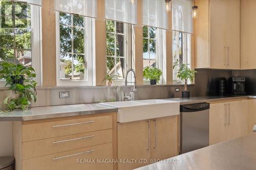 17 Thomas Street, St. Catharines (451 - Downtown), ON - Indoor Photo Showing Kitchen