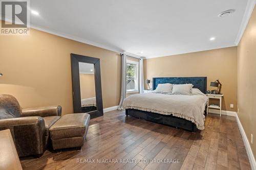 17 Thomas Street, St. Catharines (451 - Downtown), ON - Indoor Photo Showing Bedroom