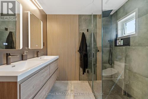 17 Thomas Street, St. Catharines (451 - Downtown), ON - Indoor Photo Showing Bathroom