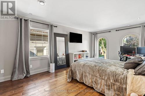 17 Thomas Street, St. Catharines (451 - Downtown), ON - Indoor Photo Showing Bedroom