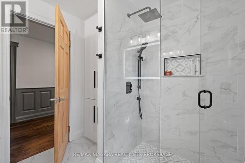 17 Thomas Street, St. Catharines (451 - Downtown), ON - Indoor Photo Showing Bathroom