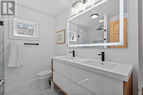 17 Thomas Street, St. Catharines (451 - Downtown), ON - Indoor Photo Showing Bathroom