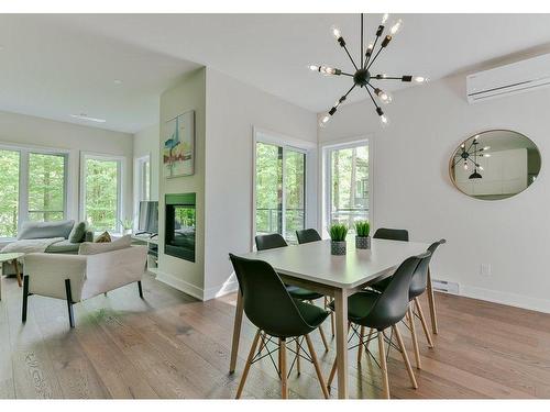 Salle Ã  manger - 202-89 Rue Jones, Bromont, QC - Indoor Photo Showing Dining Room With Fireplace