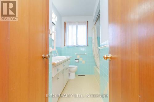 36 Summerfield Crescent, Toronto, ON - Indoor Photo Showing Bathroom