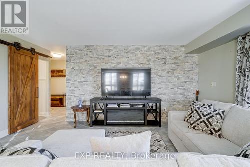 404 - 15390 Yonge Street, Aurora, ON - Indoor Photo Showing Living Room