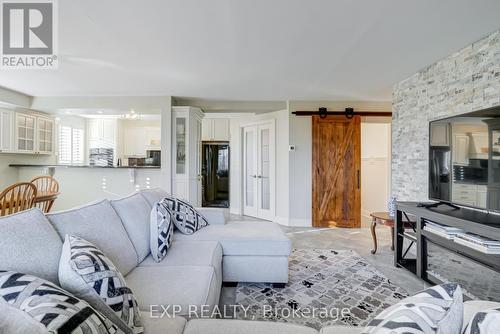 404 - 15390 Yonge Street, Aurora, ON - Indoor Photo Showing Living Room