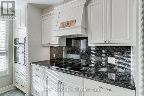 404 - 15390 Yonge Street, Aurora, ON - Indoor Photo Showing Kitchen