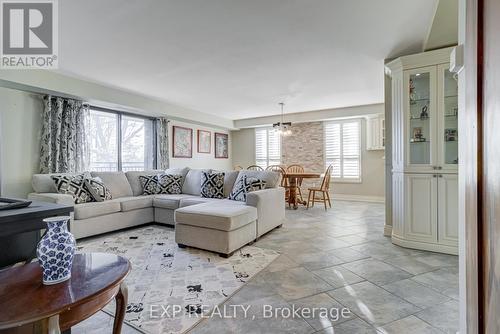 404 - 15390 Yonge Street, Aurora, ON - Indoor Photo Showing Living Room