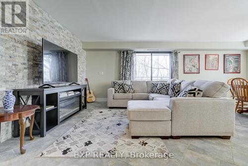 404 - 15390 Yonge Street, Aurora, ON - Indoor Photo Showing Living Room