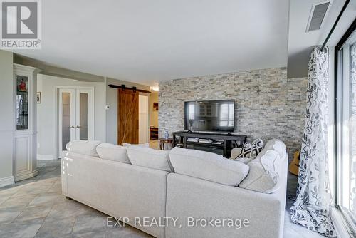 404 - 15390 Yonge Street, Aurora, ON - Indoor Photo Showing Living Room