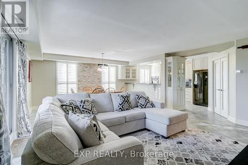 404 - 15390 Yonge Street, Aurora, ON - Indoor Photo Showing Living Room