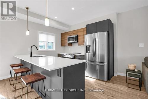 98 - 1781 Henrica Avenue, London, ON - Indoor Photo Showing Kitchen With Upgraded Kitchen