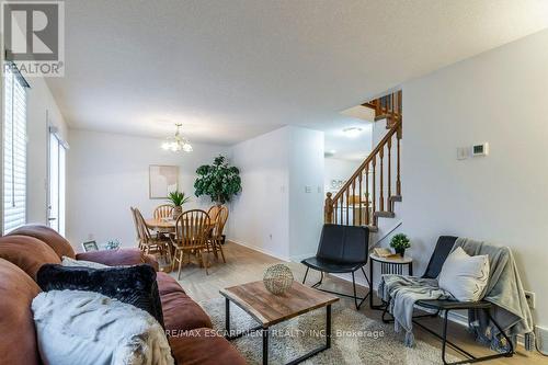 15 Trailbrook Lane, Guelph, ON - Indoor Photo Showing Living Room