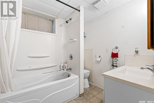 415 9Th Avenue Nw, Moose Jaw, SK - Indoor Photo Showing Bathroom