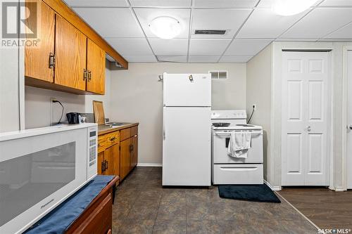 415 9Th Avenue Nw, Moose Jaw, SK - Indoor Photo Showing Kitchen